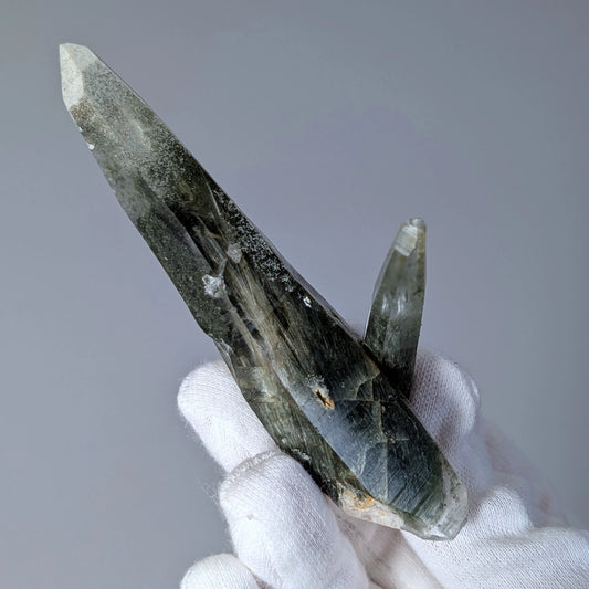 098-01_front_Superbe quartz de Ganesh Himal, dans l’Himalaya, avec actinolite et chlorite
