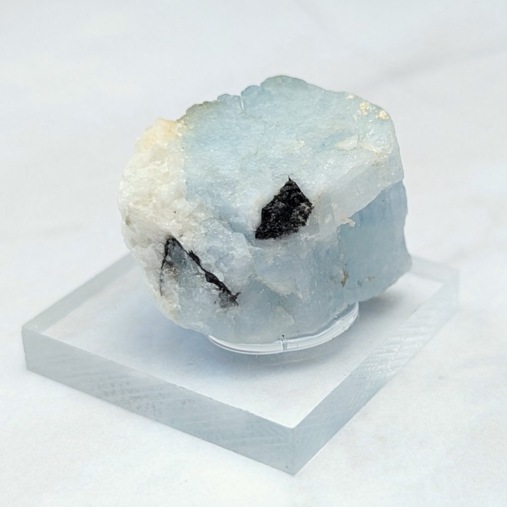 Cristal d’aigue-marine accompagné d’albite et de tourmaline noire