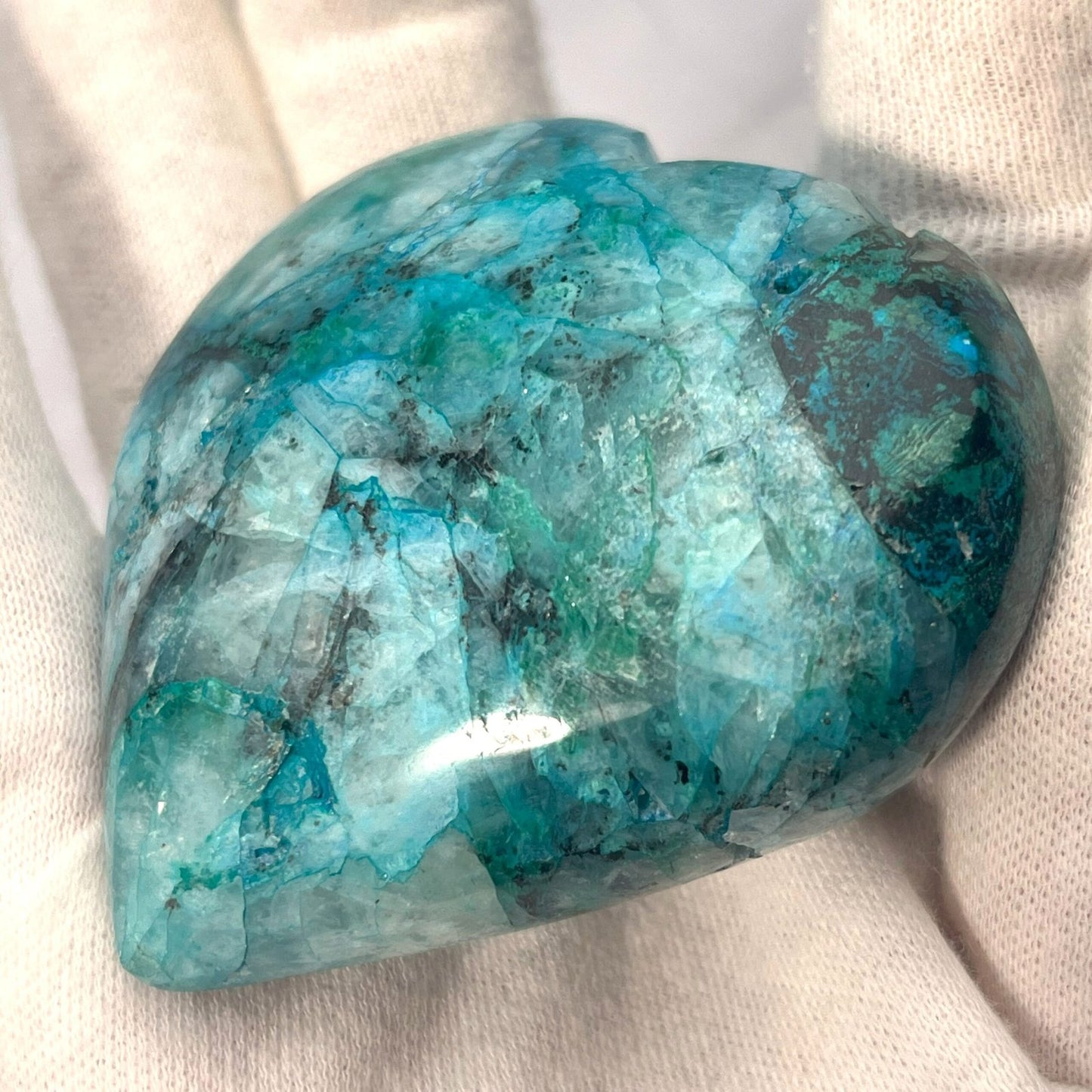 Un cœur composé de chrysocolle, malachite, azurite et quartz — riche en couleurs et en énergie