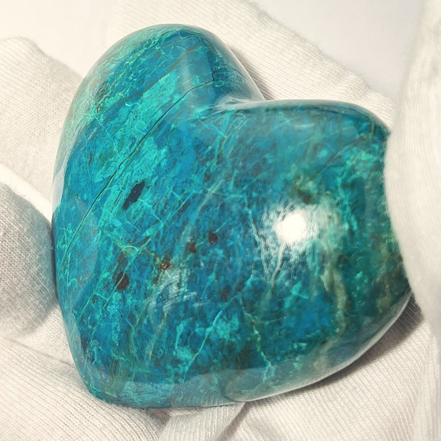 Joli cœur sculpté dans une pierre mêlant chrysocolle, malachite et cuprite