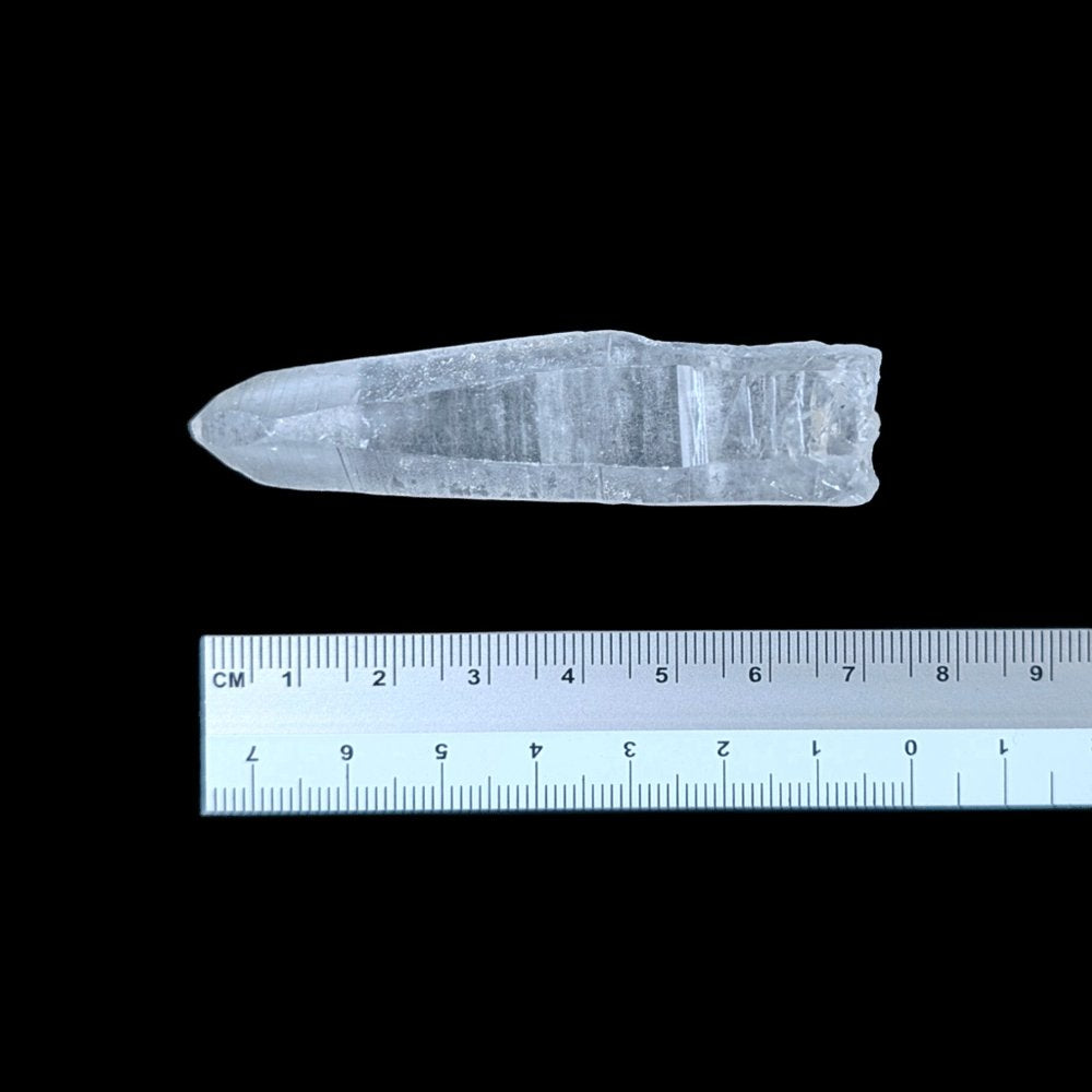 Quartz lémurien à l’énergie magnifique, avec de belles stries lémuriennes