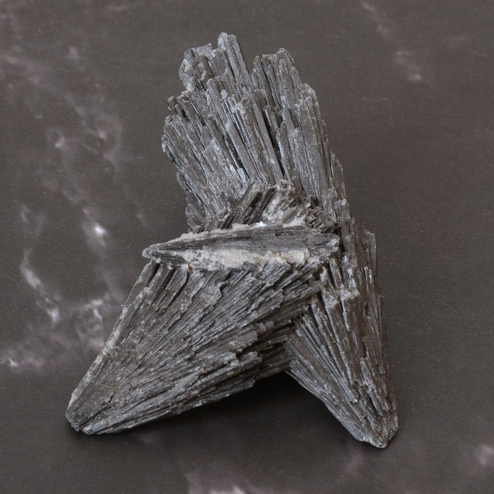 Kyanite (Cyanite) Noire - Puissante protection et purification, ancrage profond - 1