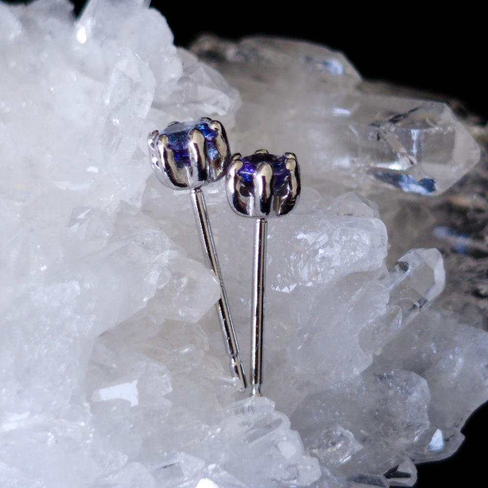 033-03_side_Boucles d’oreilles en Tanzanite Pt900 – Clarté mentale, intuition et évolution spirituelle