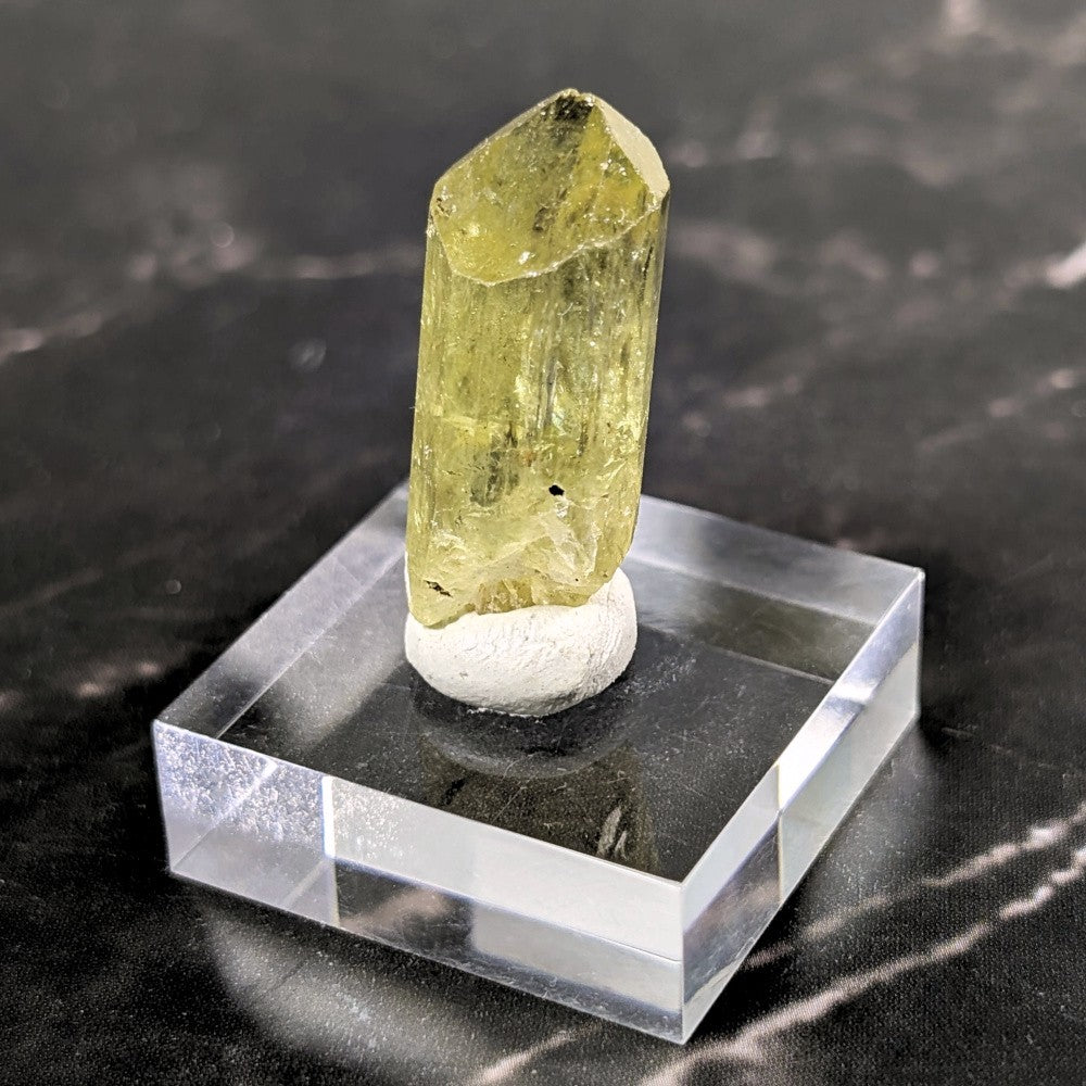 047-01_front_Cristal d’apatite vert doré de haute qualité — pour la véritable abondance