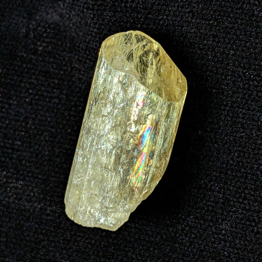 047-02_rainbow_Cristal d’apatite vert doré de haute qualité — pour la véritable abondance