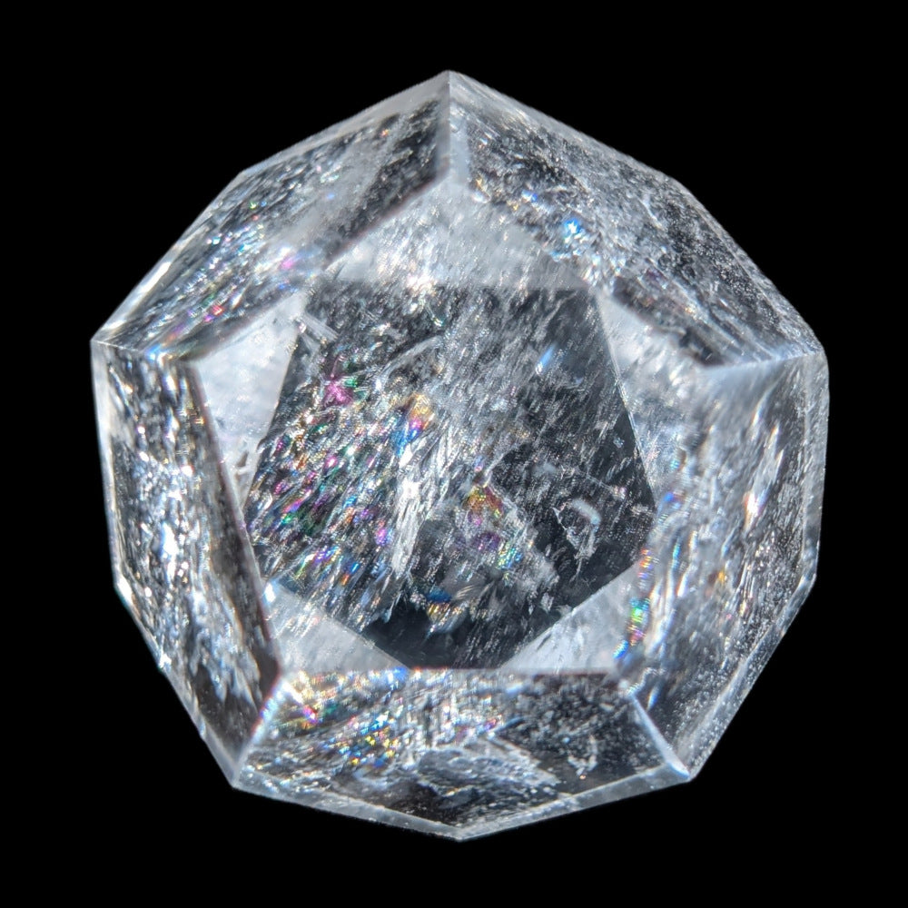Dodécaèdre en quartz clair renfermant de magnifiques arcs-en-ciel – Solide de Platon