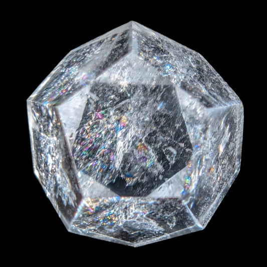 060-01_top_Dodécaèdre en quartz clair renfermant de magnifiques arcs-en-ciel – Solide de Platon