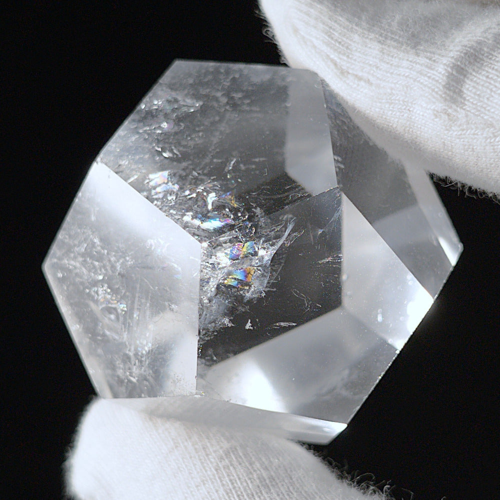 Dodécaèdre en quartz clair renfermant de magnifiques arcs-en-ciel – Solide de Platon
