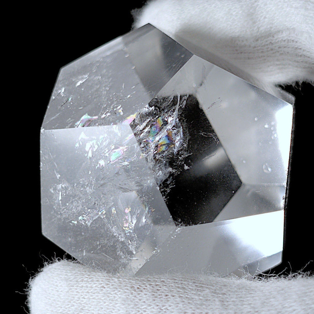 Dodécaèdre en quartz clair renfermant de magnifiques arcs-en-ciel – Solide de Platon