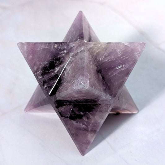 Merkaba en améthyste, irradiant une énergie d'une beauté exceptionnelle