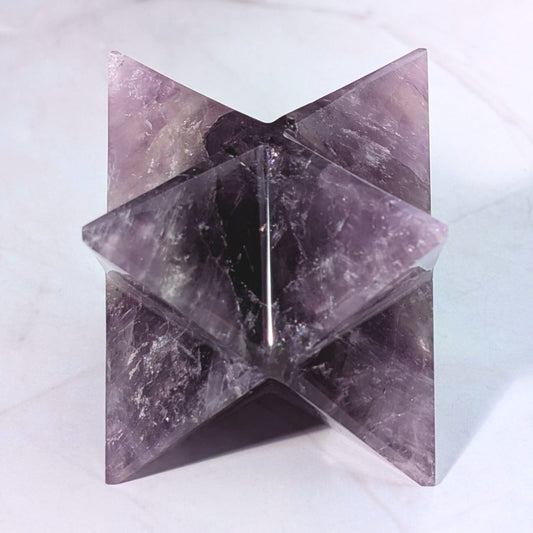 Merkaba en améthyste, irradiant une énergie d'une beauté exceptionnelle