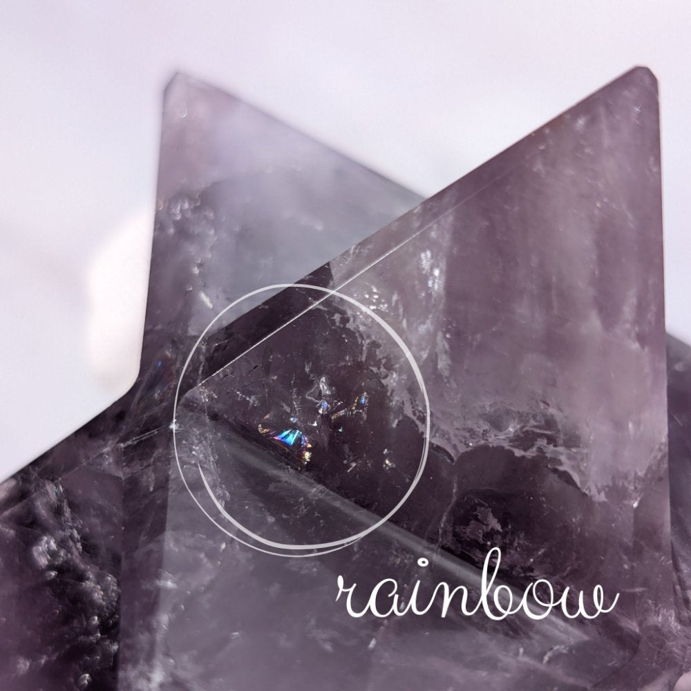 Merkaba en améthyste, irradiant une énergie d'une beauté exceptionnelle