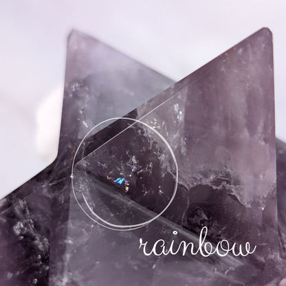 Merkaba en améthyste, irradiant une énergie d'une beauté exceptionnelle