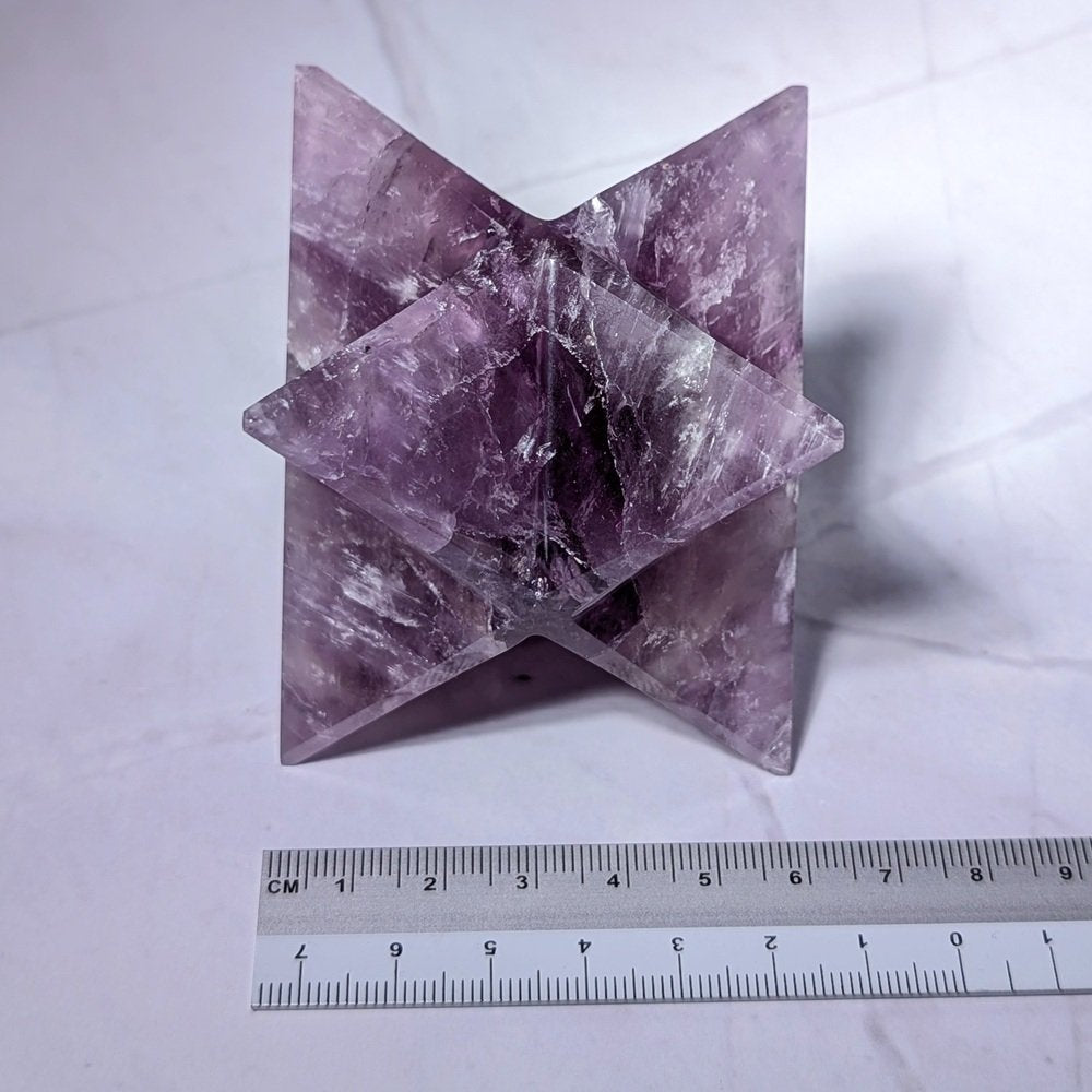 Merkaba en améthyste, irradiant une énergie d'une beauté exceptionnelle