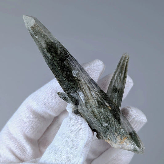 098-02_side_Superbe quartz de Ganesh Himal, dans l’Himalaya, avec actinolite et chlorite