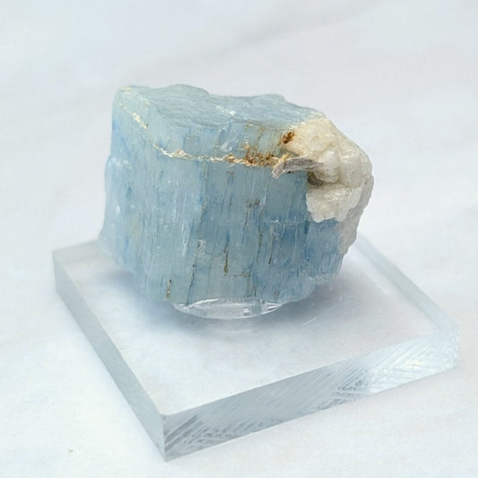Cristal d’aigue-marine accompagné d’albite et de tourmaline noire