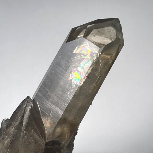 Rare quartz fumé jumelé à l'énergie magnifique, très beaux arcs-en-ciel, record keeper