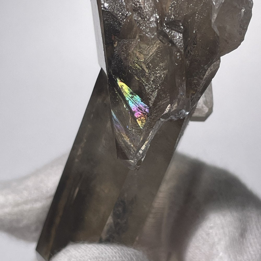 Rare quartz fumé jumelé à l'énergie magnifique, très beaux arcs-en-ciel, record keeper