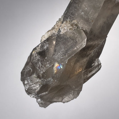 Rare quartz fumé jumelé à l'énergie magnifique, très beaux arcs-en-ciel, record keeper