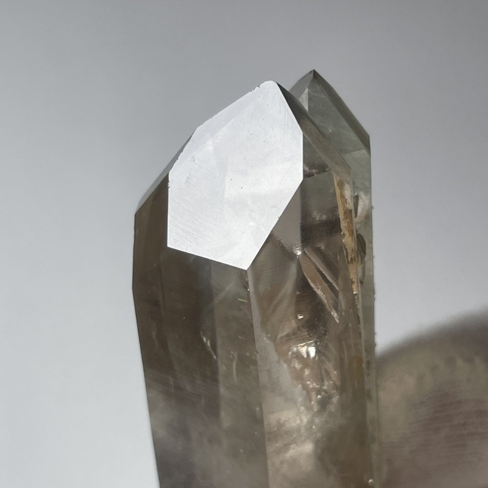 Rare quartz fumé jumelé à l'énergie magnifique, très beaux arcs-en-ciel, record keeper