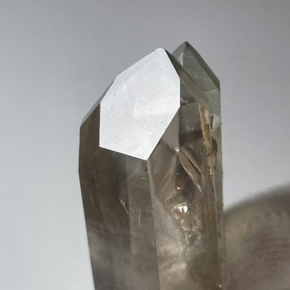 Rare quartz fumé jumelé à l'énergie magnifique, très beaux arcs-en-ciel, record keeper