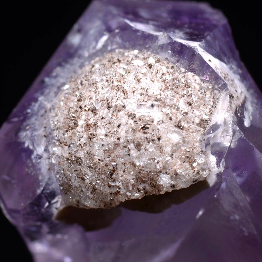Très Unique Améthyste à Cristobalite Snow Cap