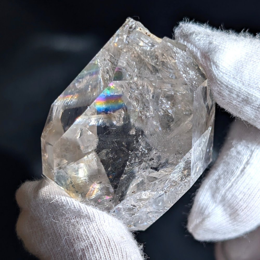 Diamant d'Herkimer à haute vibration avec reflets arc-en-ciel saisissants