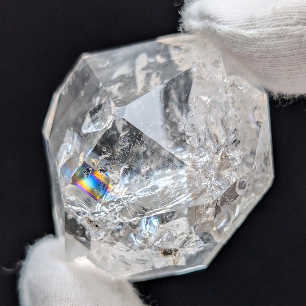 Diamant d'Herkimer à haute vibration avec reflets arc-en-ciel saisissants