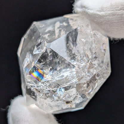 Diamant d'Herkimer à haute vibration avec reflets arc-en-ciel saisissants