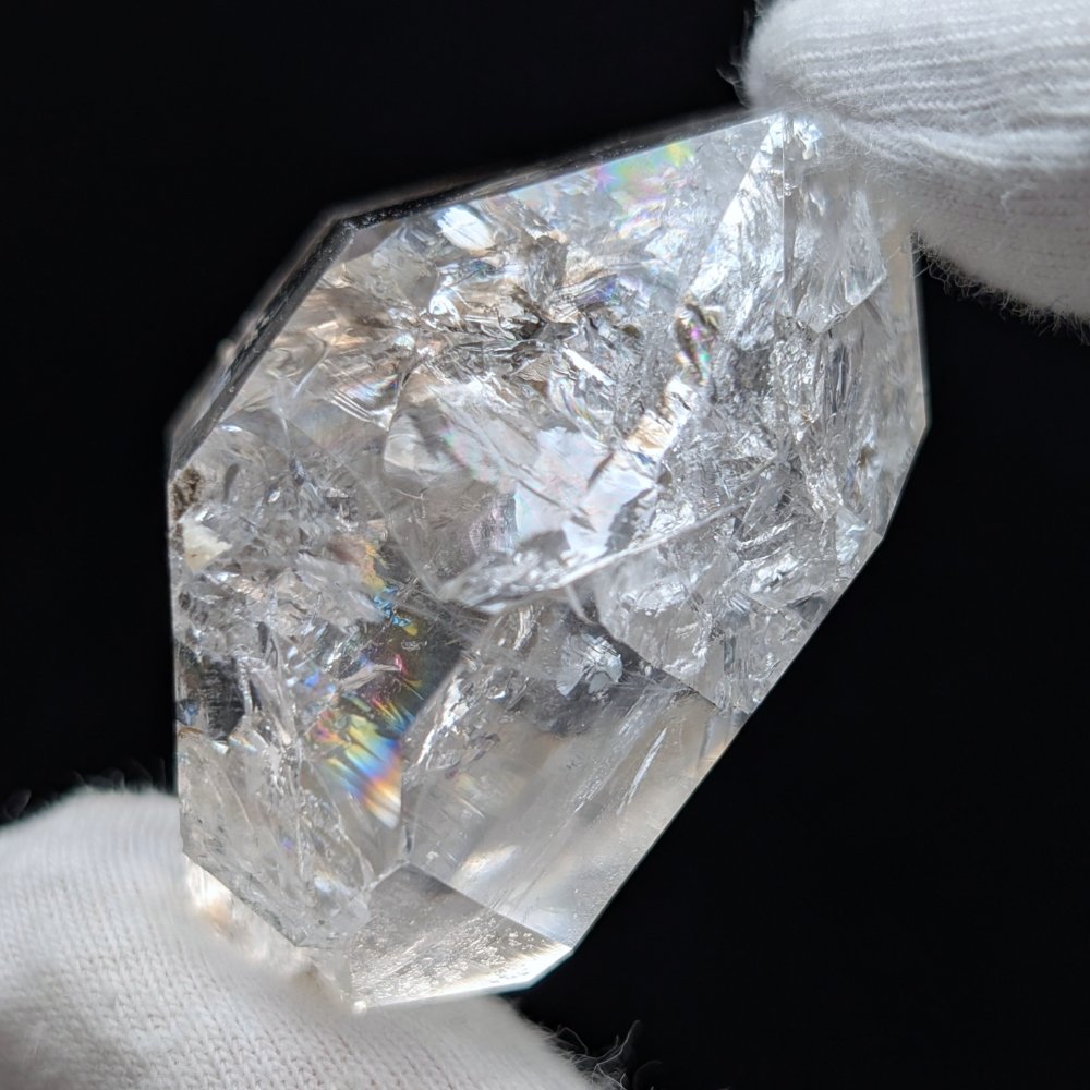 Diamant d'Herkimer à haute vibration avec reflets arc-en-ciel saisissants