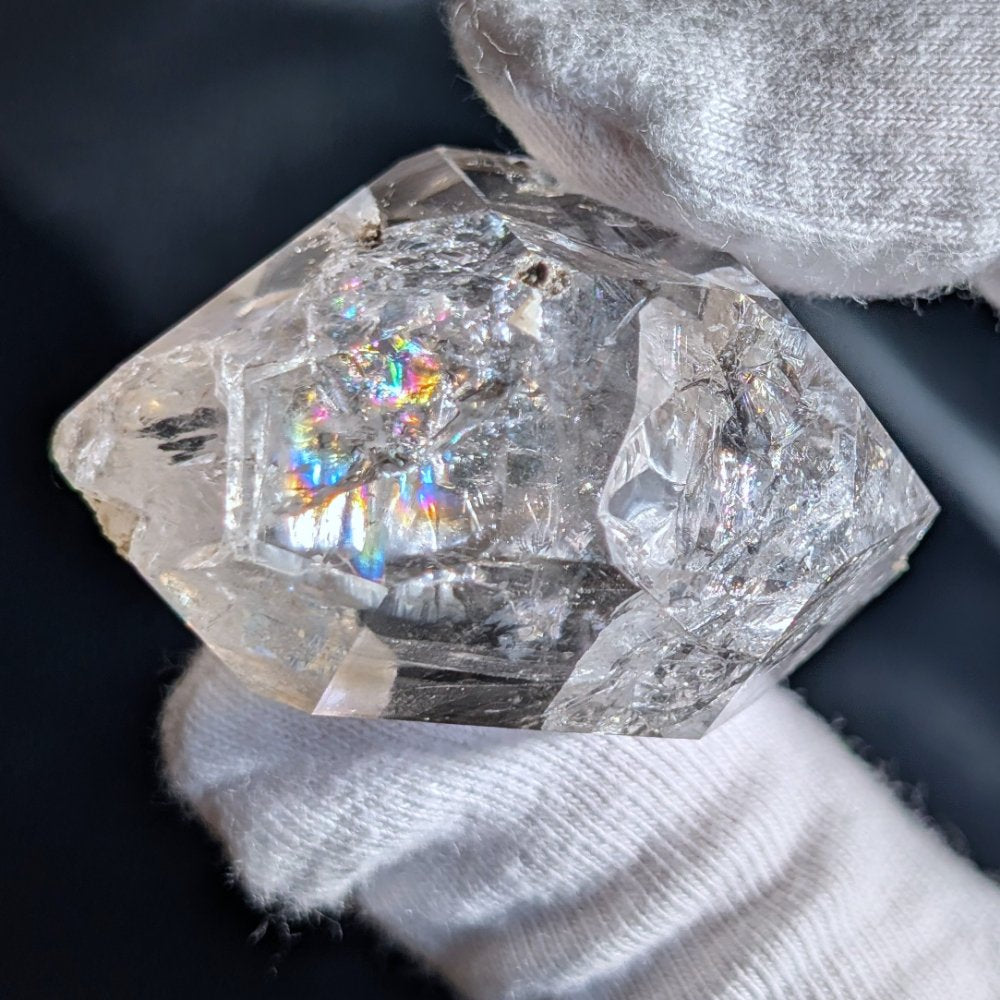 Diamant d'Herkimer à haute vibration avec reflets arc-en-ciel saisissants
