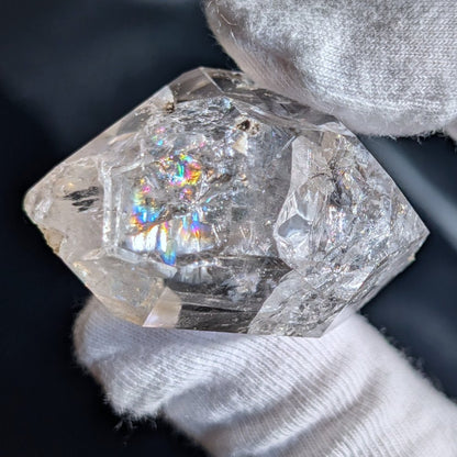 Diamant d'Herkimer à haute vibration avec reflets arc-en-ciel saisissants