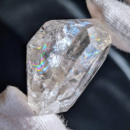 Diamant d'Herkimer à haute vibration avec reflets arc-en-ciel saisissants