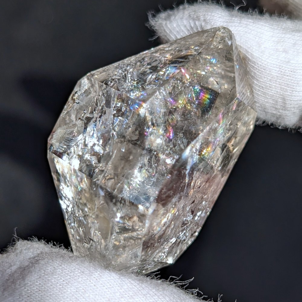 Diamant d'Herkimer à haute vibration avec reflets arc-en-ciel saisissants