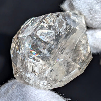 Diamant d'Herkimer à haute vibration avec reflets arc-en-ciel saisissants