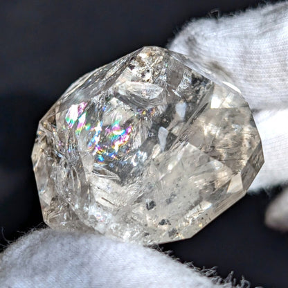 Diamant d'Herkimer à haute vibration avec reflets arc-en-ciel saisissants
