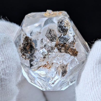 Diamant d'Herkimer à haute vibration, éclat intense, grande transparence et barnacle remarquable