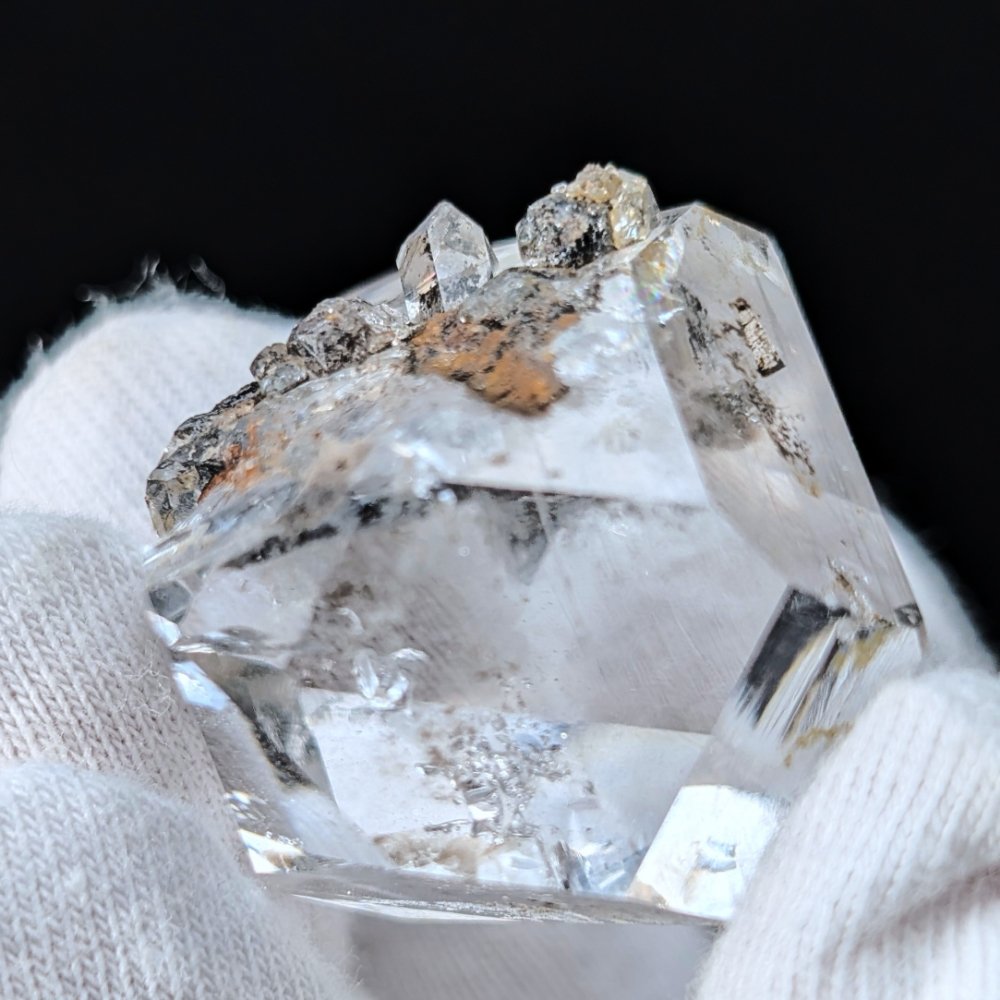 Diamant d'Herkimer à haute vibration, éclat intense, grande transparence et barnacle remarquable