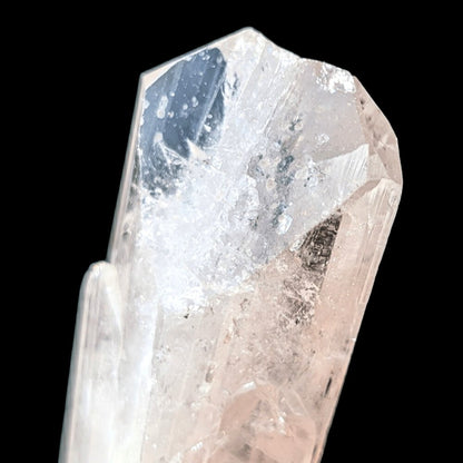 Magnifique cristal naturel de danburite rose rare avec pyrite – vibration très élevée