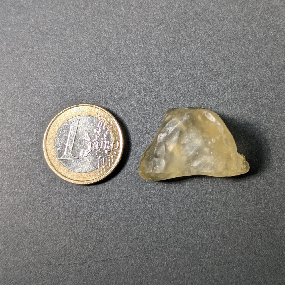 Verre libyque avec cristobalite — énergie cosmique, pure et intense