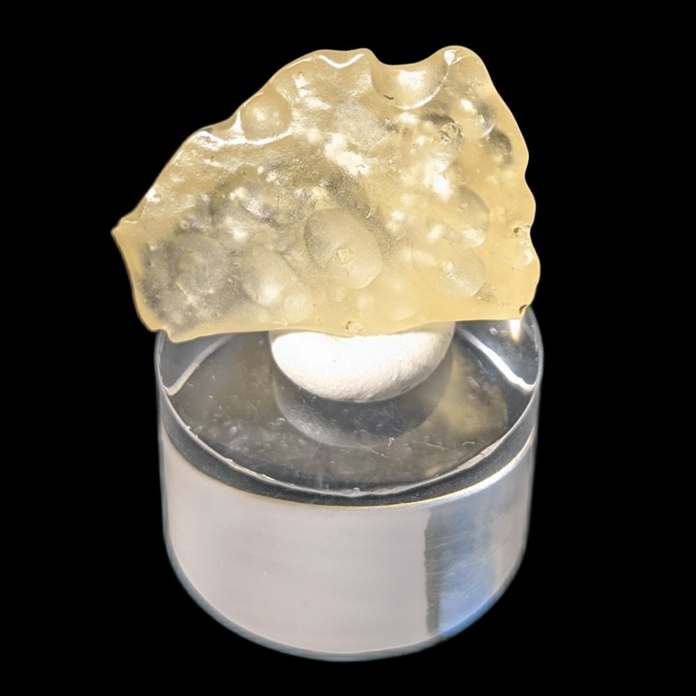 Verre libyque riche en cristobalite — énergie cosmique et splendide