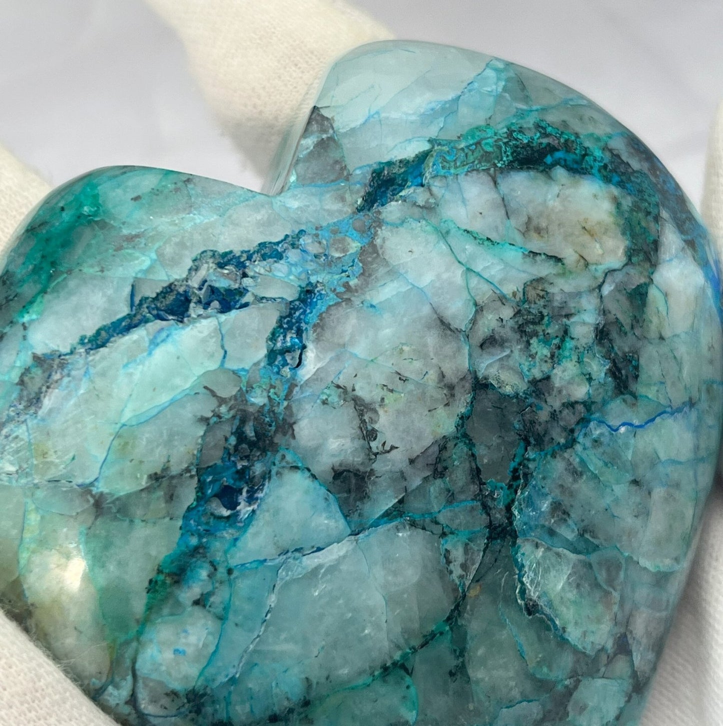 Pierre composite de chrysocolle, malachite, azurite et quartz — riche de couleurs et d'énergie