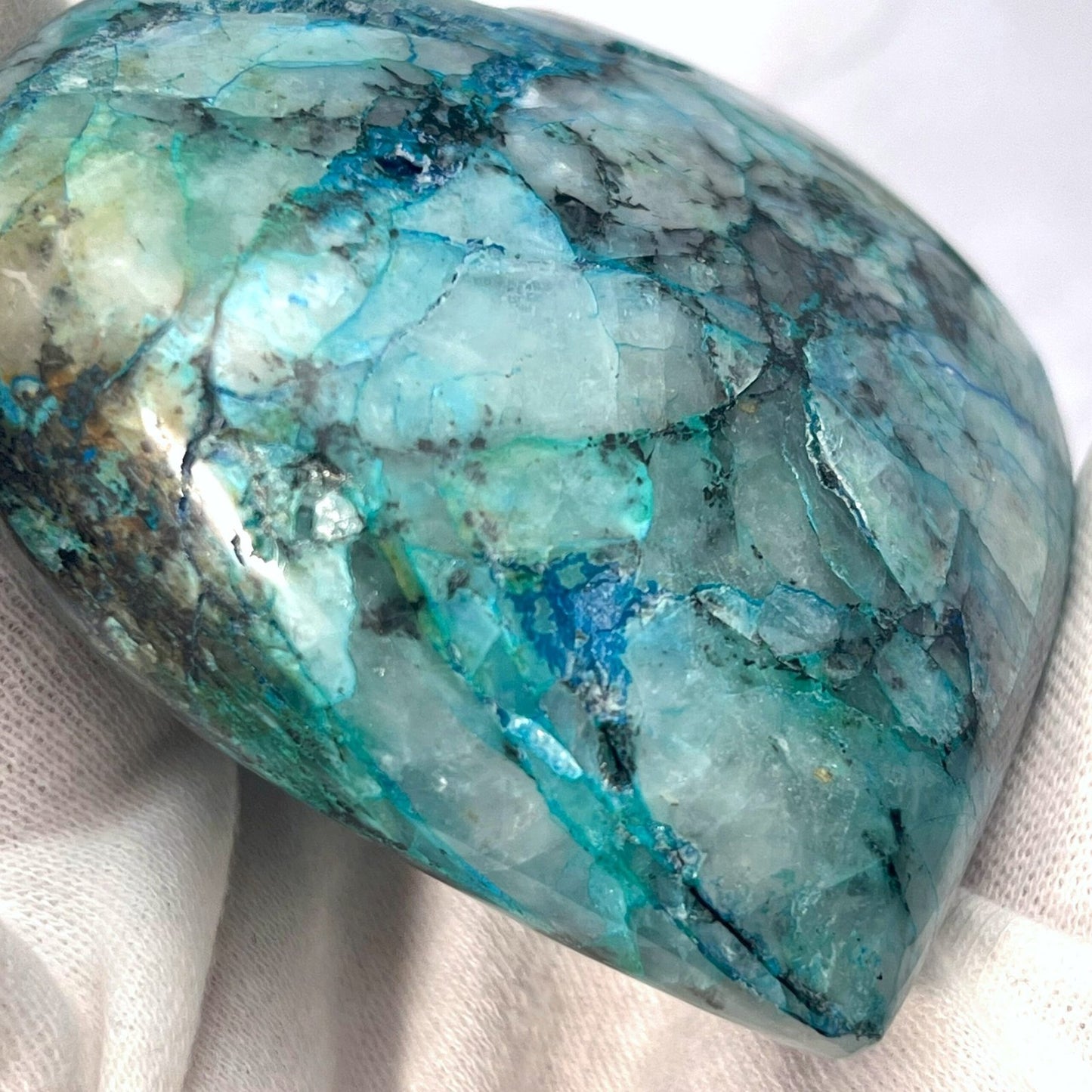 Pierre composite de chrysocolle, malachite, azurite et quartz — riche de couleurs et d'énergie