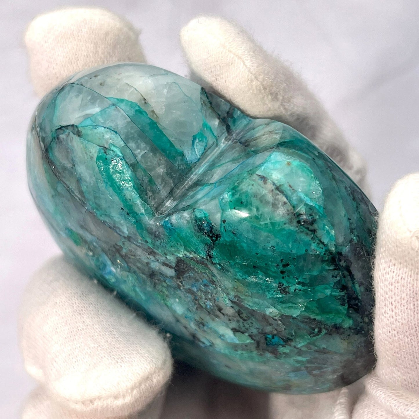 Pierre composite de chrysocolle, malachite, azurite et quartz — riche de couleurs et d'énergie