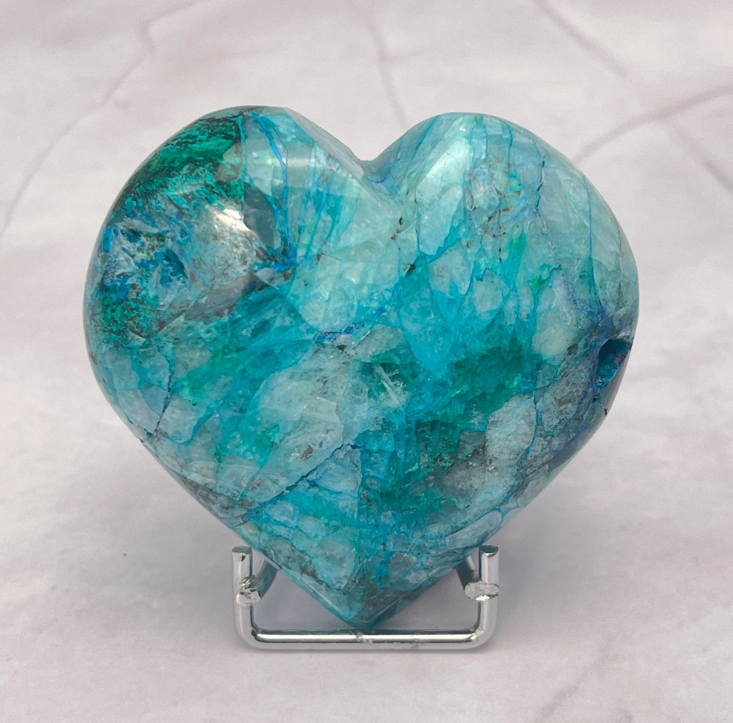 Un cœur composé de chrysocolle, malachite, azurite et quartz — riche en couleurs et en énergie