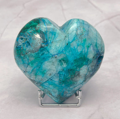 Un cœur composé de chrysocolle, malachite, azurite et quartz — riche en couleurs et en énergie