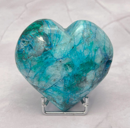 Un cœur composé de chrysocolle, malachite, azurite et quartz — riche en couleurs et en énergie