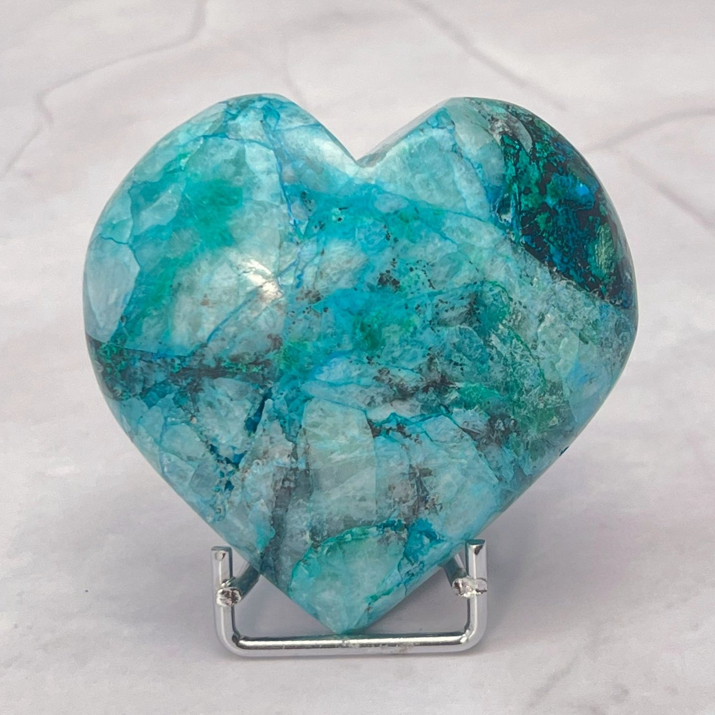 Un cœur composé de chrysocolle, malachite, azurite et quartz — riche en couleurs et en énergie