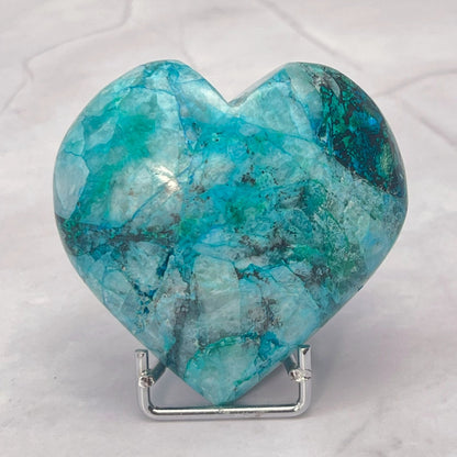 Un cœur composé de chrysocolle, malachite, azurite et quartz — riche en couleurs et en énergie