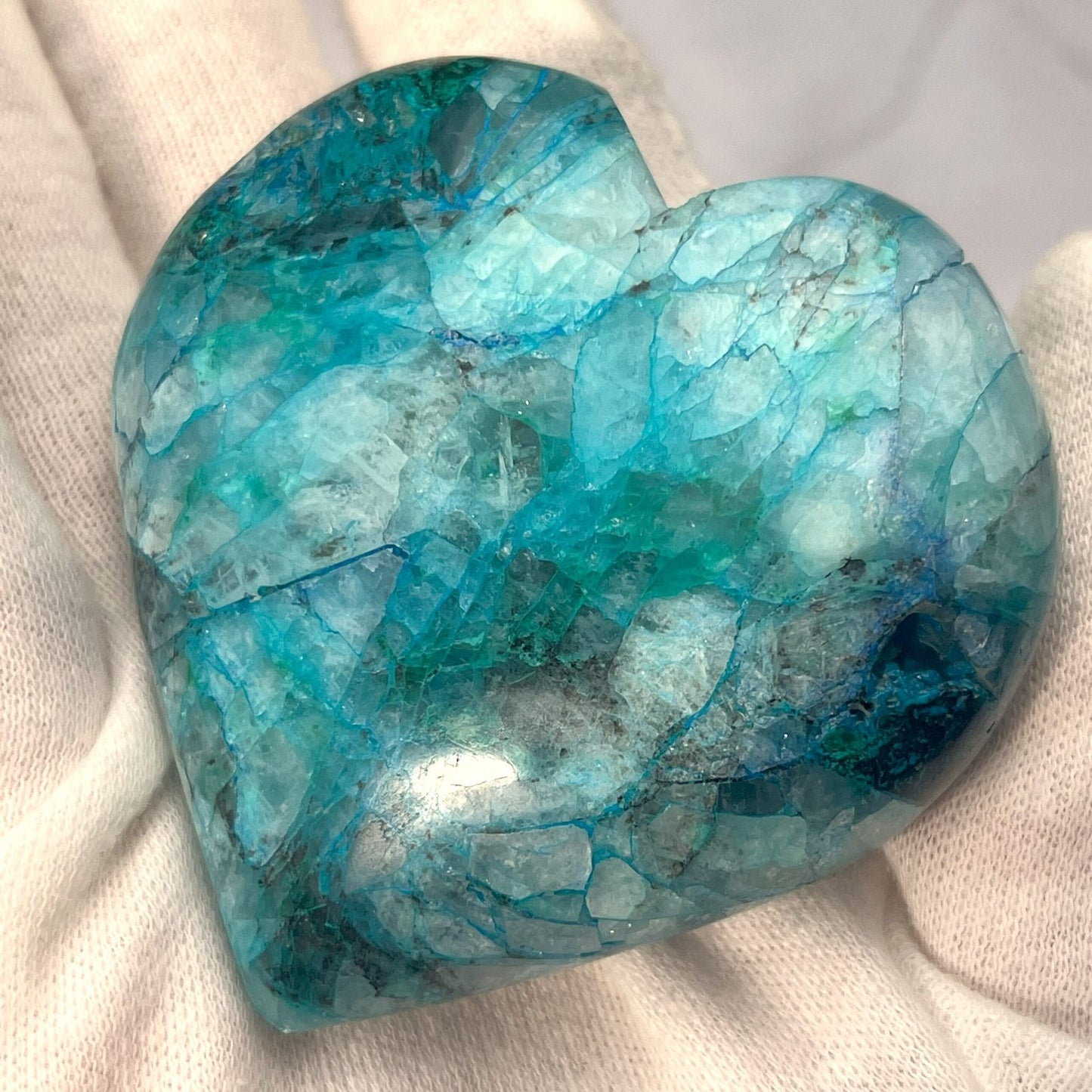 Un cœur composé de chrysocolle, malachite, azurite et quartz — riche en couleurs et en énergie